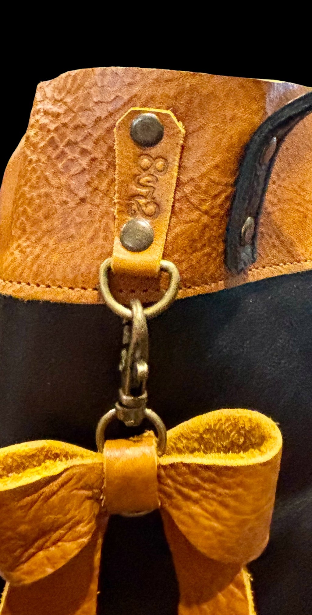 Full Grain Leather Lincoln Two Tone Tote Bag Dog